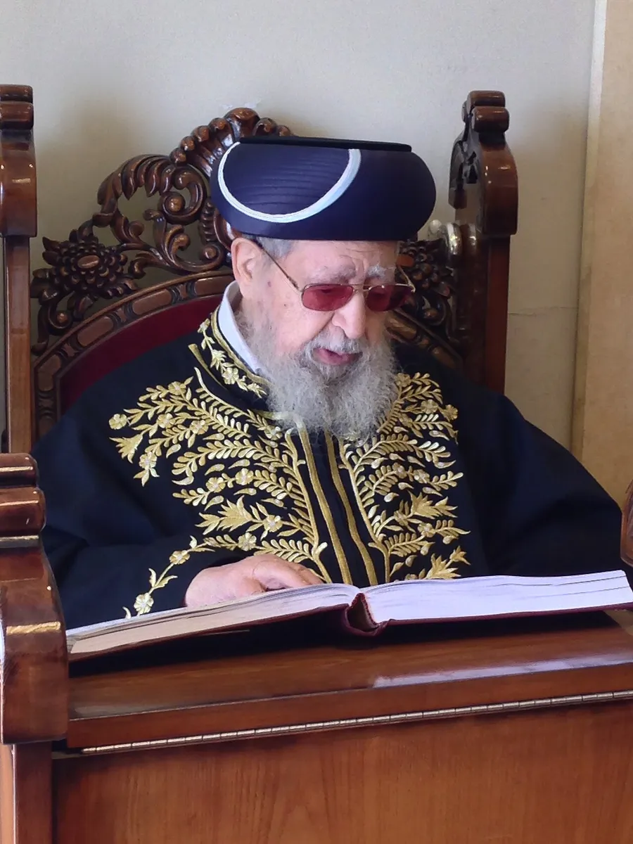 Rabí Ovadia Yosef en su sinagoga